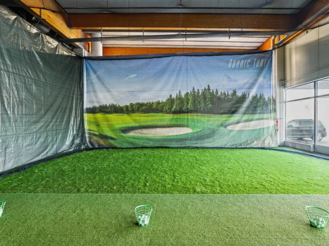 Harjoitusverkko ja kenttämaisema golfhallissa
