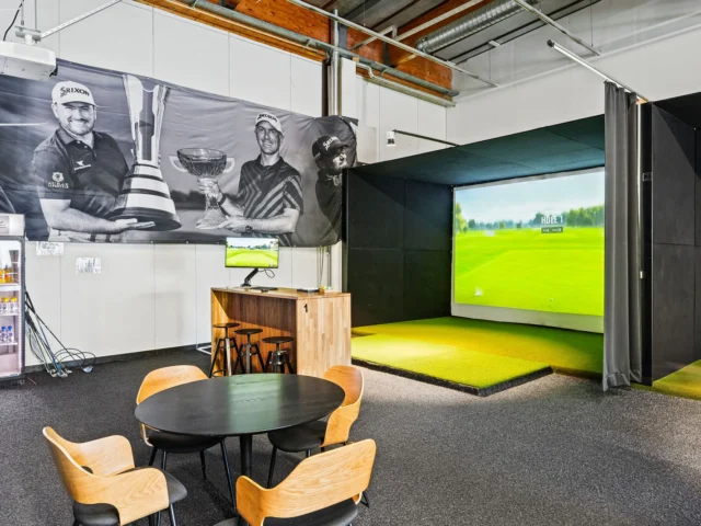 Golfhallin oleskelutila ja simulaattori