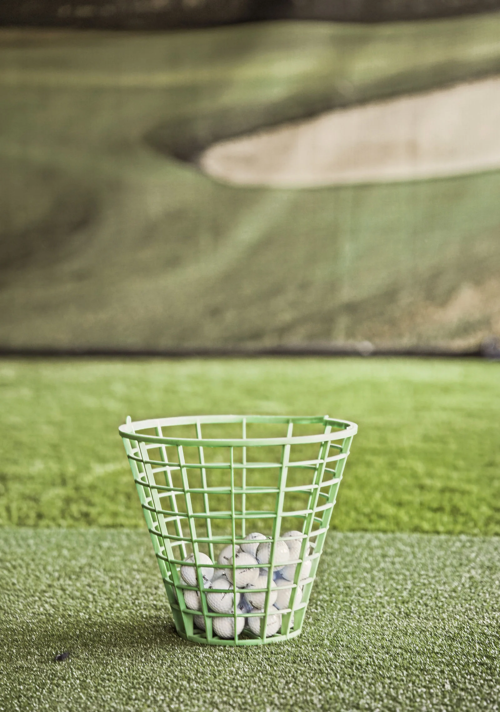 Pallokori tekonurmella golfhallissa