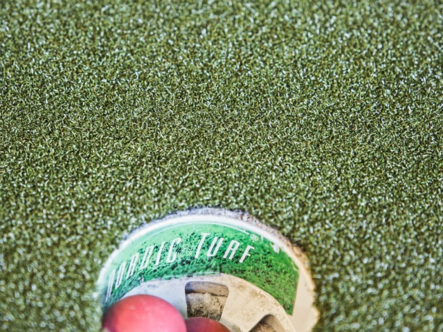 Golfpalloja reiässä lähikuvana
