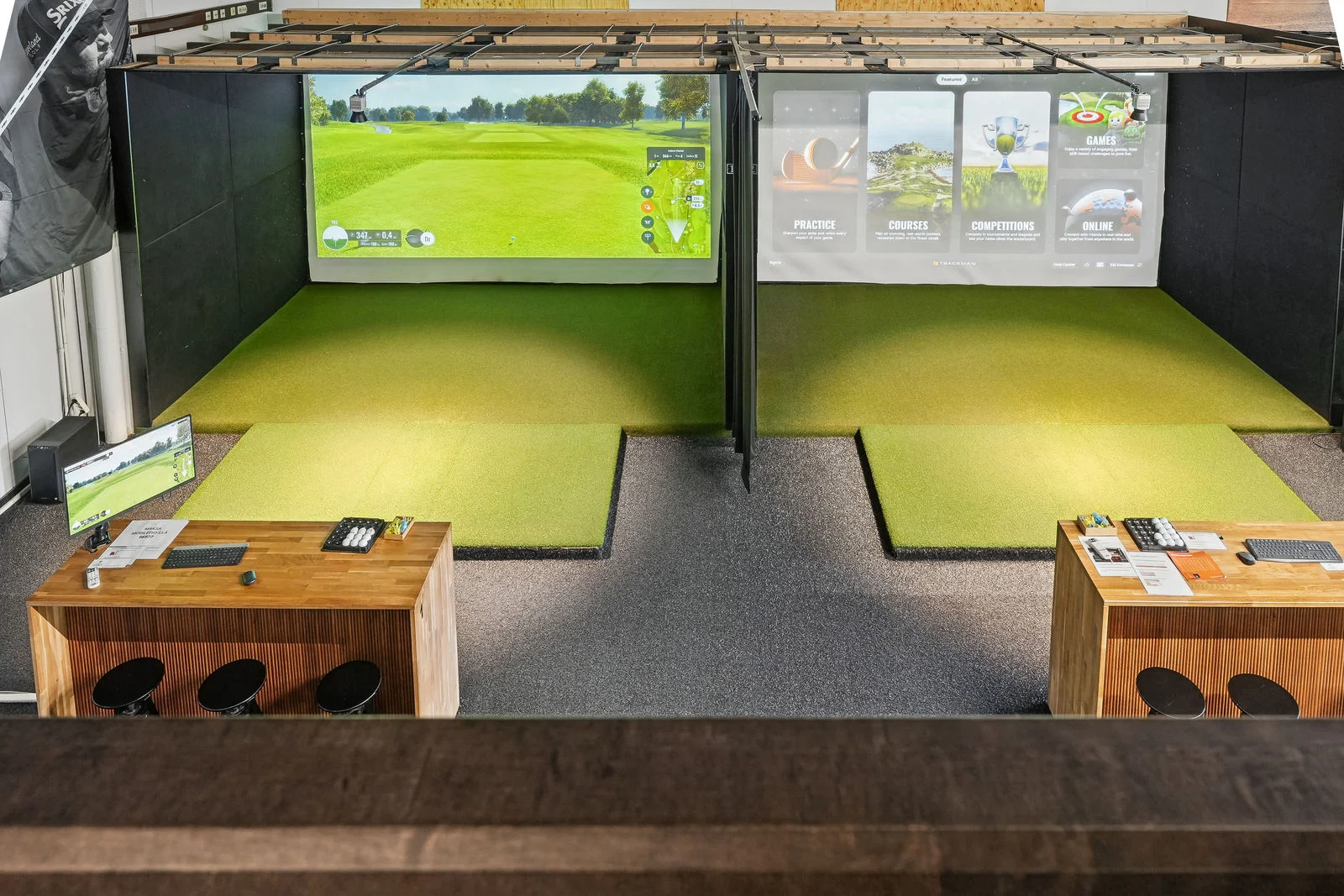 Kaksi TrackMan-simulaattoritilaa vierekkäin Ebin golfhallissa