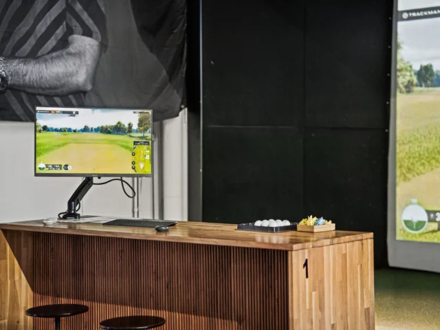 Golfhallin tiski ja näyttö